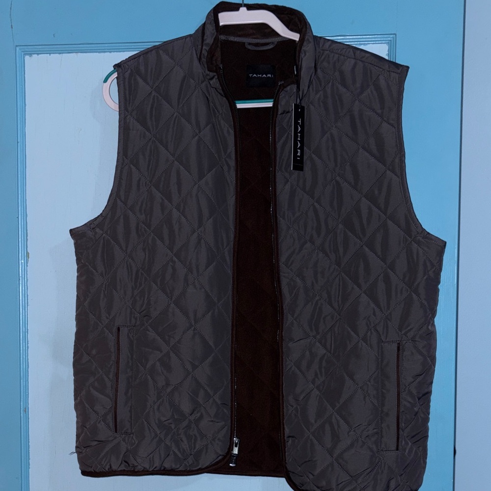 BNWT Men's TAHARI Quilted GREY VEST WITH Brown accents. Size: large